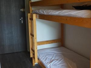 a couple of bunk beds in a room at Appartement cosy 4 pers avec balcon sud, proche centre et pistes – Autrans-Méaudre en Vercors - FR-1-737-9 in Méaudre