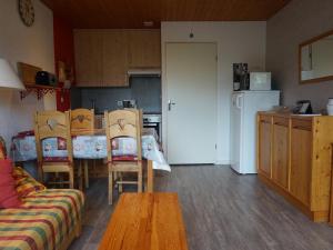 a kitchen and dining room with a table and chairs at Appartement cosy 4 pers avec balcon sud, proche centre et pistes – Autrans-Méaudre en Vercors - FR-1-737-9 in Méaudre