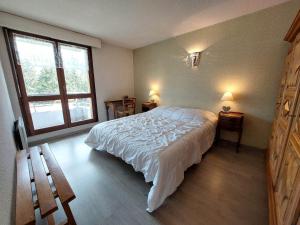 una camera con un letto bianco e una finestra di Appartement Autrans-Méaudre en Vercors-Autrans, 2 pièces, 4 personnes - FR-1-737-23 ad Autrans