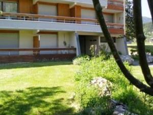 a house with a grass yard in front of it at Appartement avec balcon exposé sud, 40 m², proche centre et pistes - Autrans, 6 pers. - FR-1-737-47 in Autrans