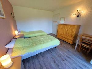 a bedroom with a bed and a wooden floor at Charmant appartement à Autrans, 40m², 4 pers, proche centre et pistes de ski - FR-1-737-30 in Autrans