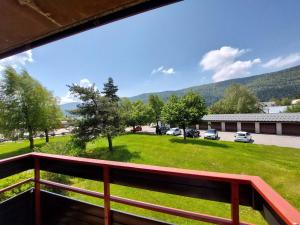 un balcon avec vue sur une cour dans l'établissement Charmant appartement à Autrans, 3 pers, ski alpin/fond, balcon, parking, 200m du centre - FR-1-737-45, à Autrans