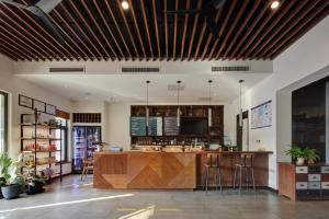 een open keuken met een bar met krukken bij Vangen Hotel in Miyun