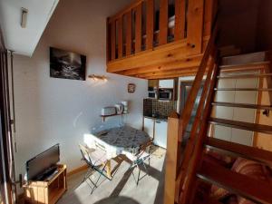 sala de estar con escalera y mesa en Studio Autrans-Méaudre en Vercors-Autrans, 2 pièces, 3 personnes - FR-1-737-56, en Autrans