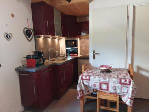 Η κουζίνα ή μικρή κουζίνα στο Charmant studio montagnard - 3 pers, parking, au pied des pistes - FR-1-737-57 +4 φωτογραφίες