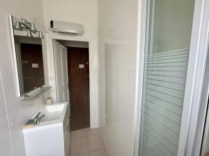 bagno bianco con lavandino e doccia di Appartement Trouville-sur-Mer, 2 pièces, 2 personnes - FR-1-712-67 a Trouville-sur-Mer