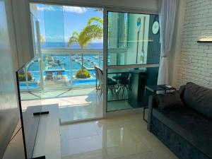 - un salon avec un canapé et une vue sur l'océan dans l'établissement Apto VISTA MAR na Av Contorno, à Salvador