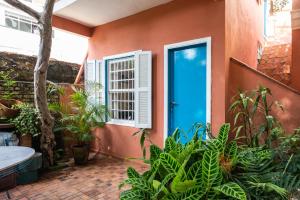 una casa con una puerta azul y algunas plantas en Happy Sweet Home 3, en São Paulo