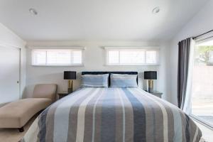 Postel nebo postele na pokoji v ubytování Luxurious 4Bdrm Home with Private Backyard near SOFI, LAX