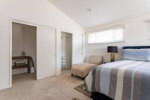 Säng eller sängar i ett rum på Luxurious 4Bdrm Home with Private Backyard near SOFI, LAX