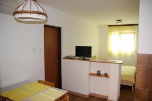 a room with a room with a bed and a table at Guest House Cattonaro in Šilo