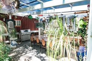 Galeriebild der Unterkunft Pet Friendly Shirley Blue House and Studio in Byron Bay