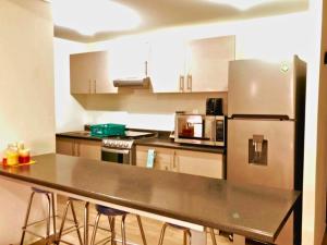 La cuisine est équipée d'un comptoir et d'un réfrigérateur. dans l'établissement Private condominium in Mexico City: 2B 2B, à Mexico