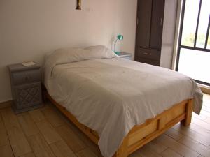 - un lit avec un cadre en bois et une table de nuit dans l'établissement Private condominium in Mexico City: 2B 2B, à Mexico