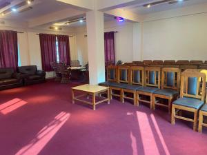 ein Zimmer mit Stühlen und einem Tisch in einem Zimmer mit Beleuchtung in der Unterkunft Prashiddha Resort in Dakshīnkāli