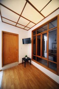 a room with a wooden door and a table at DEPA REMODELADO CENTRO HISTÓRICO ROOF GARDEN CON ESTACIONAMIENTO in Zacatecas