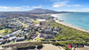- une vue aérienne sur la plage et l'océan dans l'établissement Aberdeen Unit 1 Bermagui, à Bermagui
