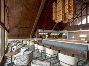 un bar con mesas y sillas en un restaurante en Irago Ocean Resort, en Tahara