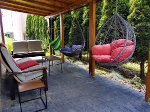 patio z 2 krzesłami i 2 hamakami w obiekcie Lawendowy Domek Zator Przeciszow w Zatorze