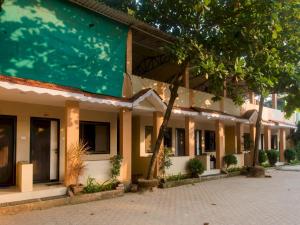 馬諾麗的住宿－OYO Manori Resort，庭院里一排种有树木的建筑