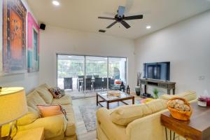 uma sala de estar com 2 sofás e uma ventoinha de tecto em Casa Blanco Florida Escape Pool, Fire Pit and Grill em Sebastian