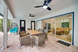 uma sala de jantar com mesa e cadeiras em Casa Blanco Florida Escape Pool, Fire Pit and Grill em Sebastian