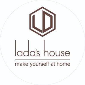 un logotipo para una casa Adidas que lee siéntete como en casa en LaDa's House, en Da Nang