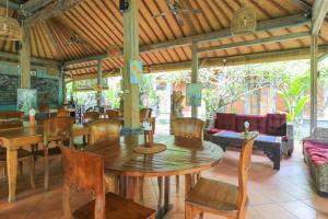 uma sala de jantar com mesa e cadeiras em Diuma residence yoga meditation retreat and healing Center em Denpasar