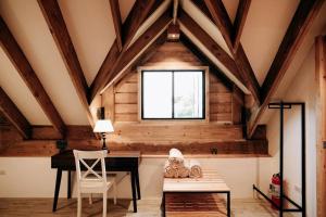 セブシティにあるThe Old Country Stone Houseのデスクと窓が備わる屋根裏部屋 +47枚の写真