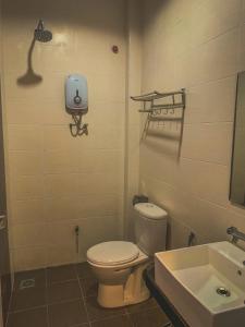 uma casa de banho com um WC e um lavatório em Amzar Motel Cenang em Pantai Cenang