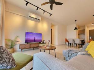 Una sala de estar con un sofá y un televisor de pantalla plana. en Family friendly - 3 Bedrooms 6 Pax - Free Parking, en Johor Bahru