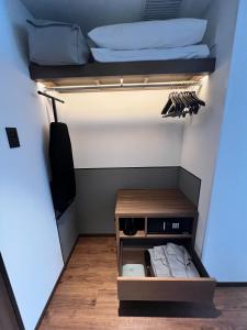 Citadines Harbour Front Yokohama客房内的一张或多张床位