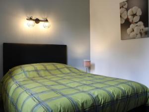 ein Schlafzimmer mit einem Bett und zwei Lampen an der Wand in der Unterkunft Gîte Verteuil-sur-Charente, 3 pièces, 4 personnes - FR-1-653-106 in Verteuil-sur-Charente