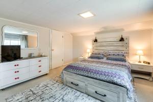 - une chambre avec un grand lit et un miroir dans l'établissement Walworth Home with Hot Tub - Near Golf Courses!, 