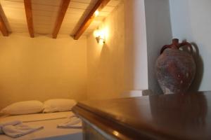 Ένα ή περισσότερα κρεβάτια σε δωμάτιο στο Νοσταλγός-Νησιώτικο σπίτι με θέα στο Αιγαίο