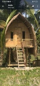 Casa pequeña con porche y terraza en Lumbung Langit Guest Home, en Gianyar