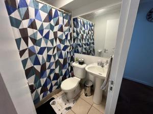 uma casa de banho com um WC e um lavatório em CÓMODO Y RENOVADO DEPARTAMENTO CON VISTA AL MAR em Arica