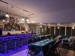 Restaurace v ubytování Hideaways Restobar and Resort