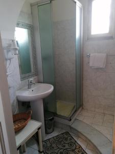 La salle de bains est pourvue d'un lavabo et d'une douche. dans l'établissement Dal corso al mare, à Spadafora