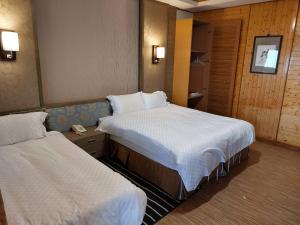 Letto o letti in una camera di Dragon Manor Resort
