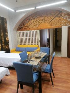 une salle à manger avec une table et des chaises ainsi qu'une chambre dans l'établissement Dal corso al mare, à Spadafora