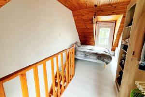 - une petite chambre avec un lit dans une maison en bois dans l'établissement Charmant App. Mezzanine Calme au Centre de Vannes, à Vannes