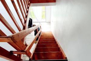 - un escalier dans une maison avec une balustrade en bois dans l'établissement Charmant App. Mezzanine Calme au Centre de Vannes, à Vannes