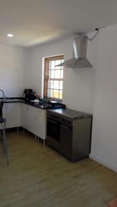 une cuisine vide avec une cuisinière et une fenêtre dans l'établissement SEA Villa Rosa Charm Seaside and Garden, à Porto 9 autres photos