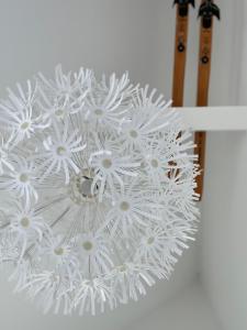 a white chandelier with white flowers on a wall at Rum og rooms in Brundby