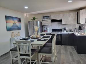 eine Küche mit einem Tisch und Stühlen darin in der Unterkunft Sonoran desert in Puerto Peñasco