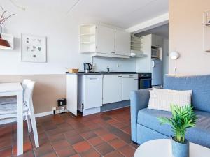 kuchnia i salon z kanapą i stołem w obiekcie 4 person holiday home in Fan w mieście Fanø