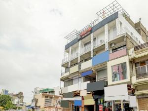 un edificio con balcones en un lateral en OYO Hotel Vip en Kota