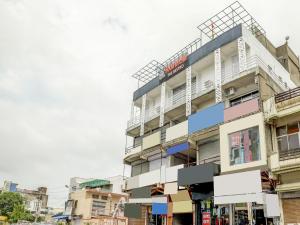 un edificio con balcones en una calle de la ciudad en OYO Hotel Vip, en Kota