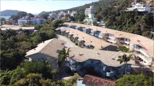 - une vue aride sur un complexe avec des palmiers et des bâtiments dans l'établissement 1010 - Residencial Solar das Bromélias Apto 233, à Bombinhas
